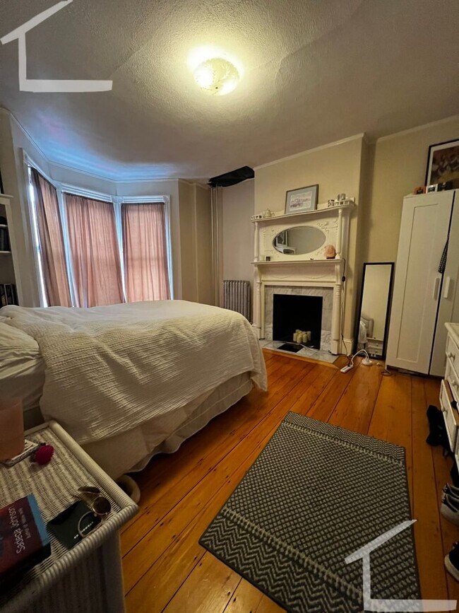 Building Photo - Large 3 Bedrooms on Washington Sq, In-Unit...