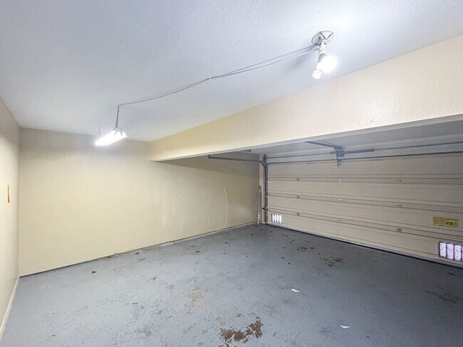 Building Photo - Beautiful 3BD/2.5BA W/ Open Floor Plan and Attached Garage in La Jolla!