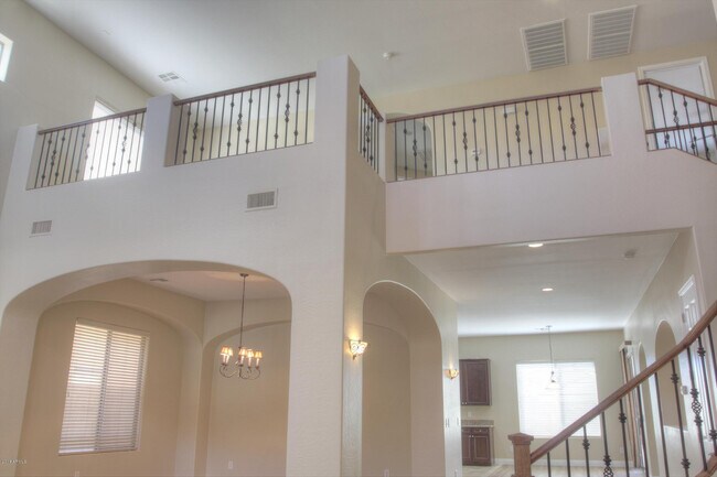 Building Photo - 2413 E Park View Ln