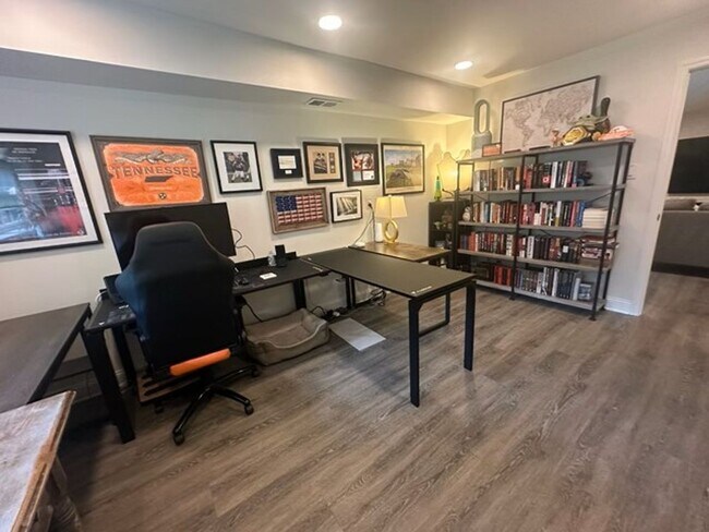 Building Photo - Fully Furnished House in West Hills – Knoxville, TN