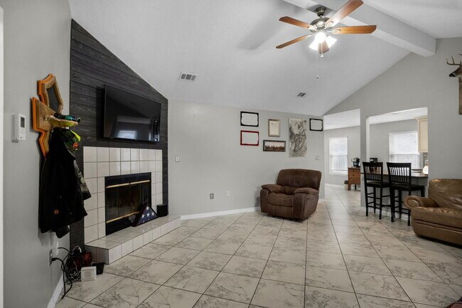 Building Photo - Featuring 3 spacious bedrooms and 2 full b...