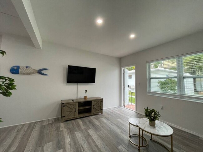 Building Photo - 1111 SW 37th Ave