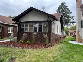 Building Photo - Pet friendly Charming 3 Bedroom Bungalow Aval 6/1/2026