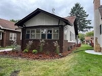 Building Photo - Pet friendly Charming 3 Bedroom Bungalow Aval 6/1/2026