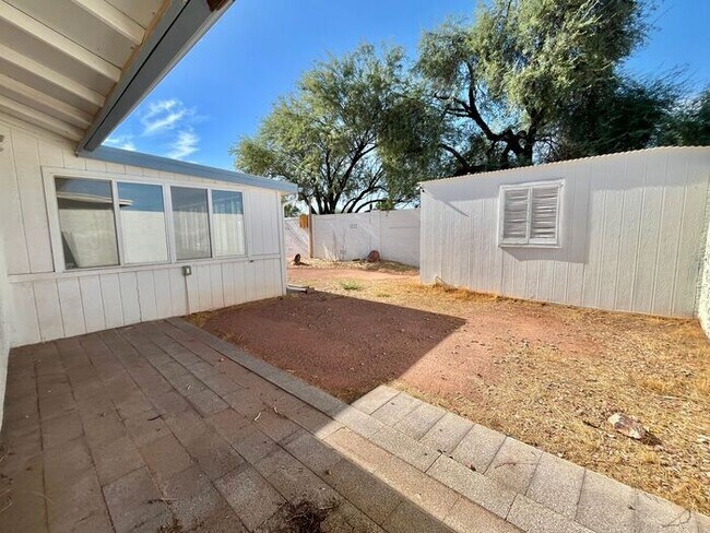 Building Photo - 3 Bd 3 Ba + Office + Den + Arizona Room!
