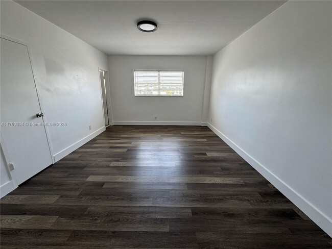 Building Photo - 9700 W Bay Harbor Dr