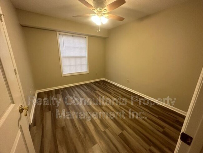 Building Photo - 800 Folly Ct