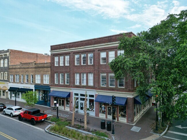 Building Photo - 321 W Broughton St