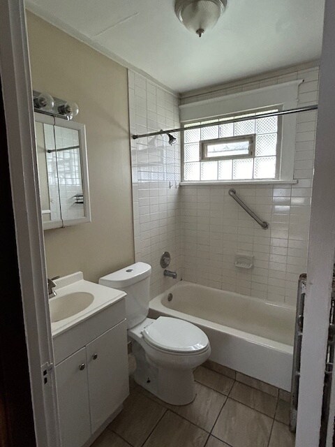 Building Photo - 300 Roesch Ave