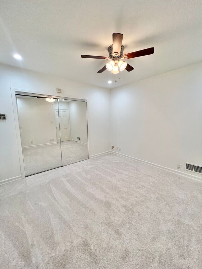 Building Photo - Lower Level 2 Bedroom Apartment in Naples