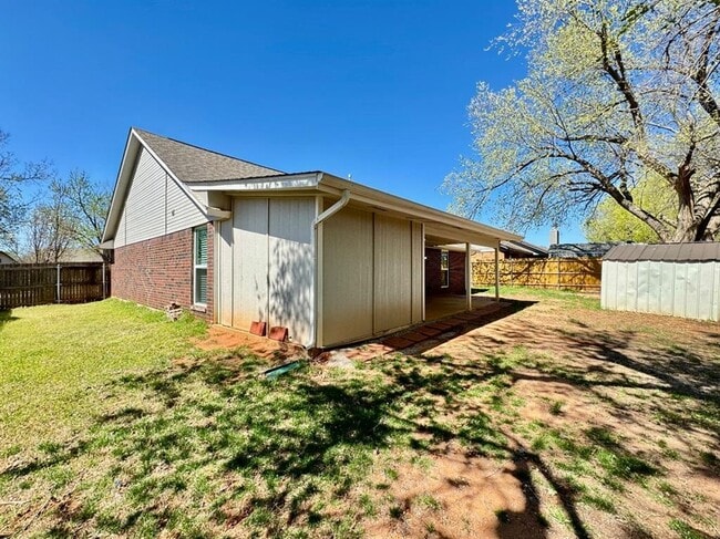 Building Photo - 308 N Lockeport Dr