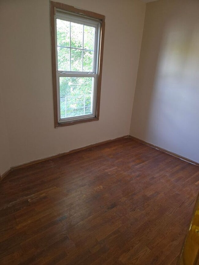 Building Photo - 5BR/1.5BA Row Home with Backyard and Laundry Hookups