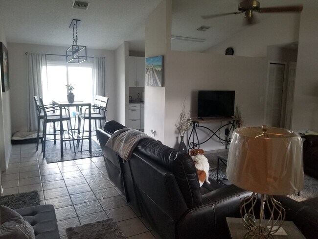 Building Photo - 1088 Persian Ln
