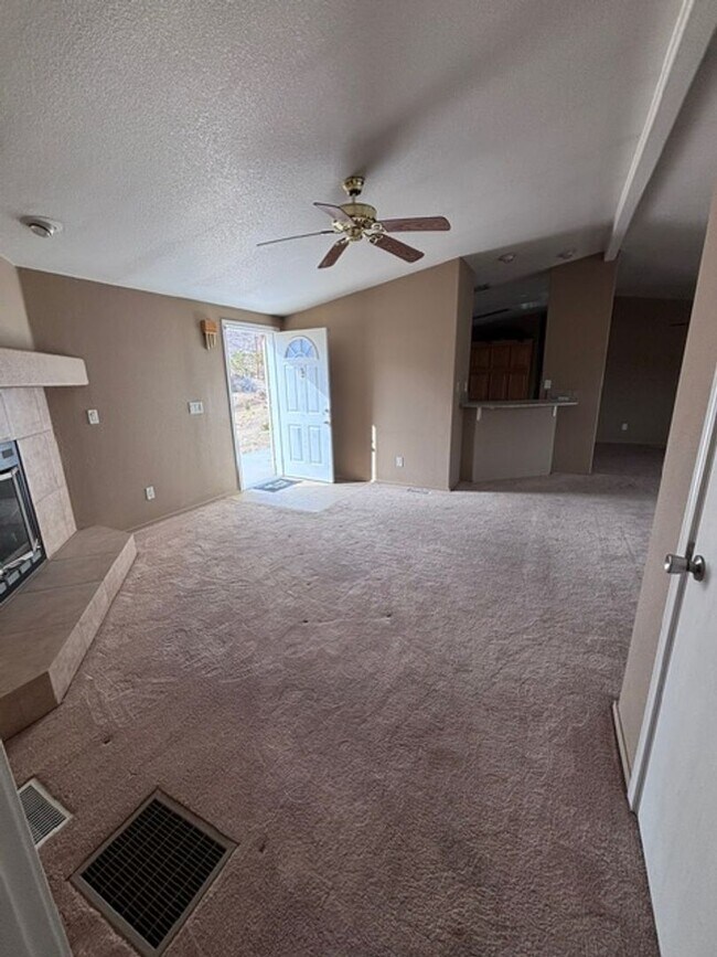 Building Photo - Spacious 3 Bedroom, 2 Bath Home with Large Lot & 3-Car Garage – Prime Location!