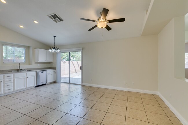 Building Photo - Gorgeous one story 3 bedroom 2 Bathroom Ho...