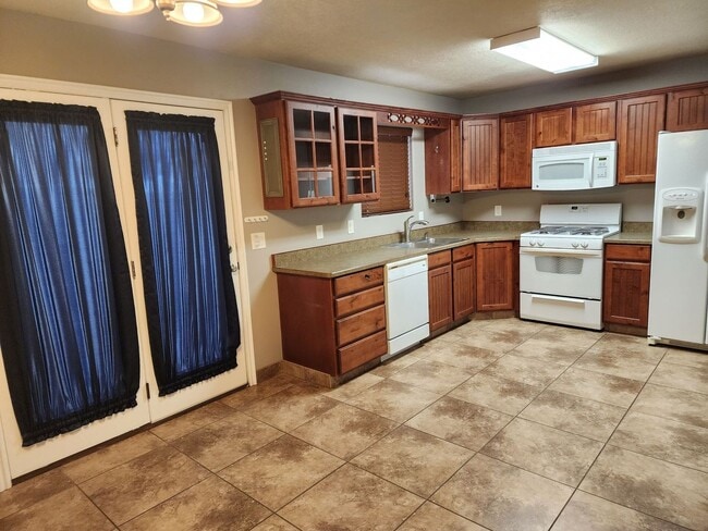 Building Photo - Charming Townhome