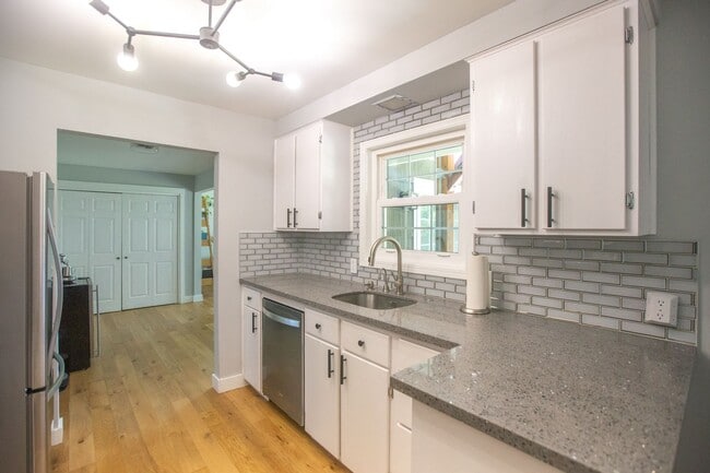 Building Photo - SE Portland 3 Bedroom Home with Amazing Ou...