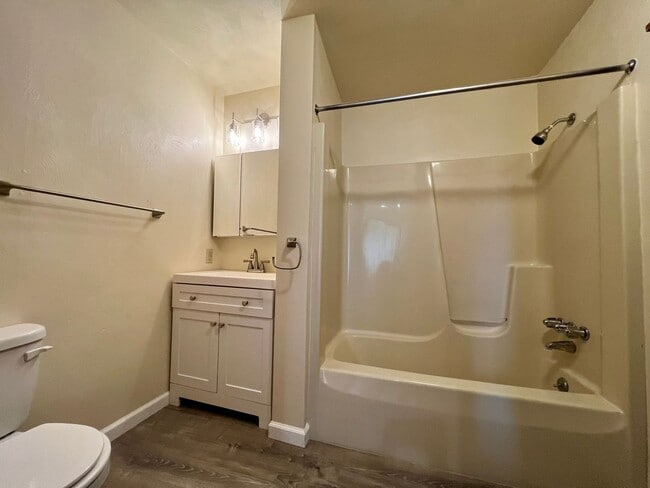 Building Photo - Large 1 Bedroom Apartment in South Oakland! Call Today to Schedule an Appointment!