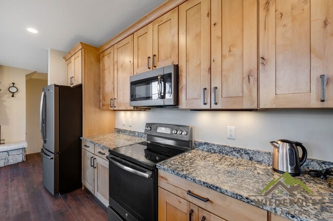 Building Photo - Beautiful Furnished Townhome with infared sauna, finished garage and community amenties