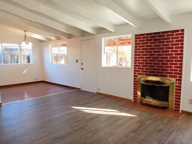 Building Photo - Refurbished 3bd Single Story House With Carport & Large Yards