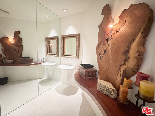 Building Photo - 3505 Ocean Front Walk