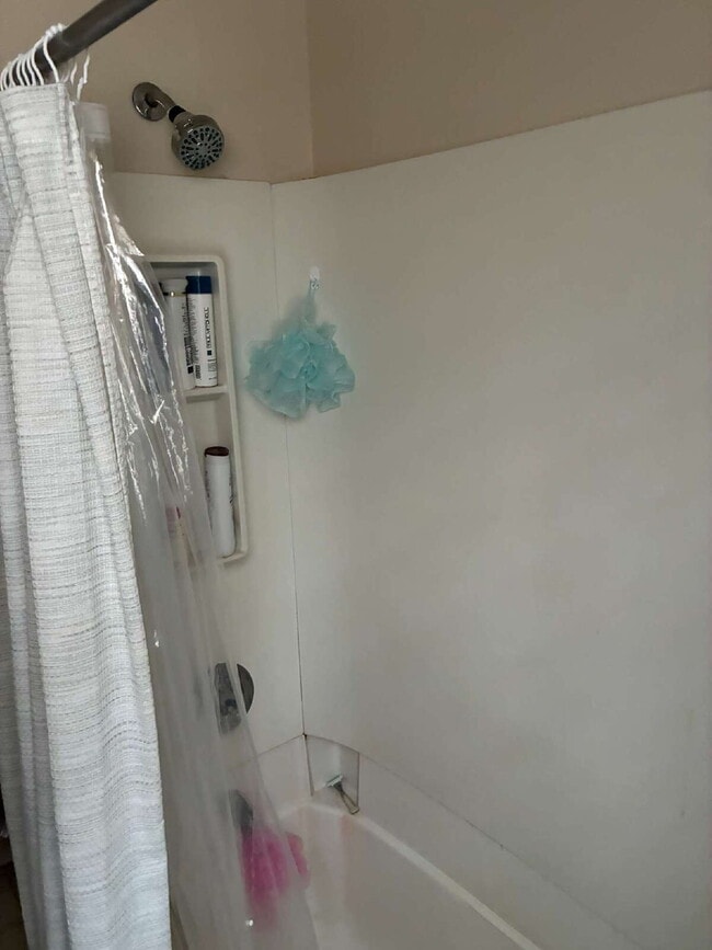 Building Photo - Great 3 Bed 1 Bath close to Water St. and UWEC! Available June 1st!