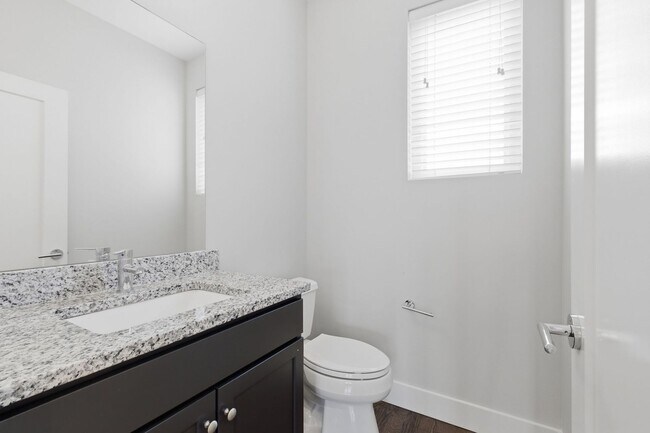 Building Photo - Modern 2 Bedroom Townhouse