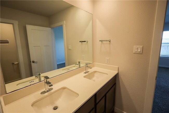 Building Photo - 910 Kickapoo Ln