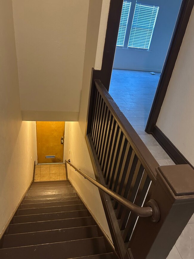 Building Photo - Top floor one bedroom with a Juliet balcon...