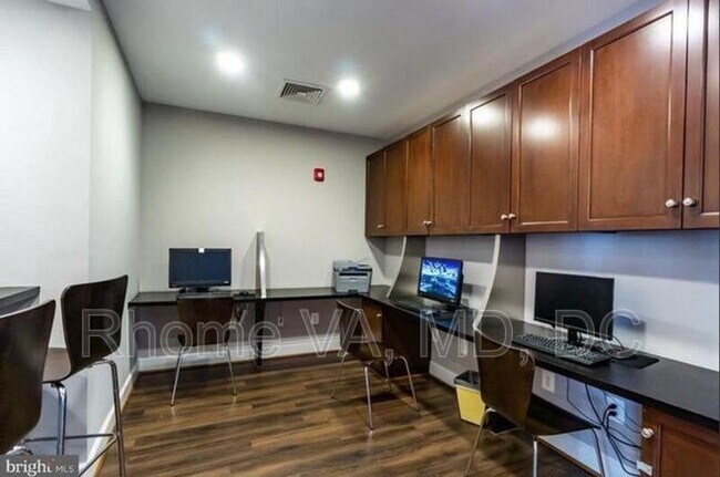 Building Photo - 4115 S Four Mile Run Dr