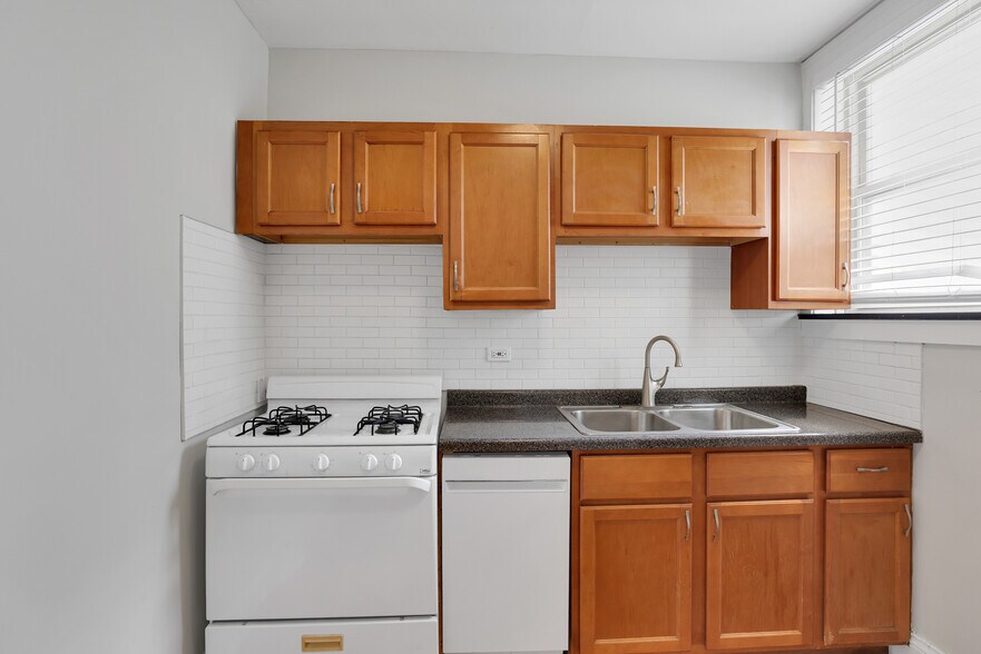 Building Photo - 5544 W Leland Ave