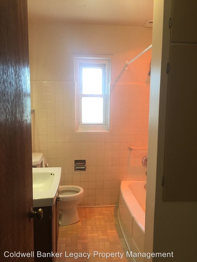 Building Photo - 1220 Girard Blvd NE