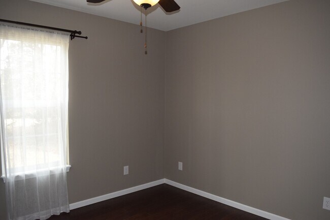 Building Photo - 3 Bedroom Home in Taylor Hills Subdivision