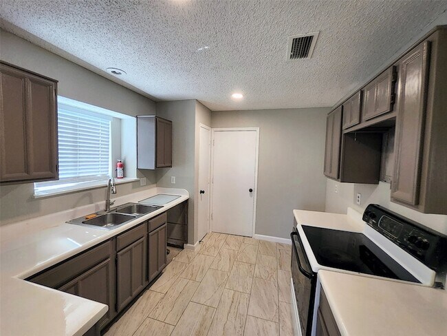 Building Photo - 2641 Berkshire Ln