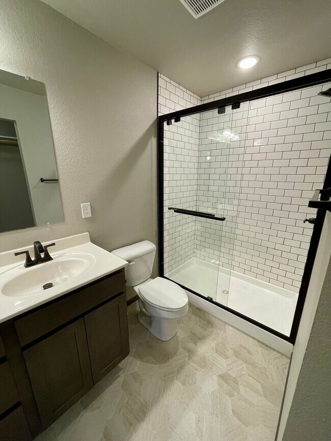 Building Photo - * 3 - 2 - 1 SPECIAL! * NEWER 4 Bedroom, 3 ...