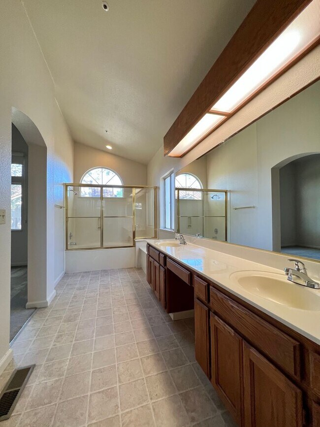 Building Photo - 3 Bedroom, 2 Bathroom Popular North Napa Rancho Las Flores Area