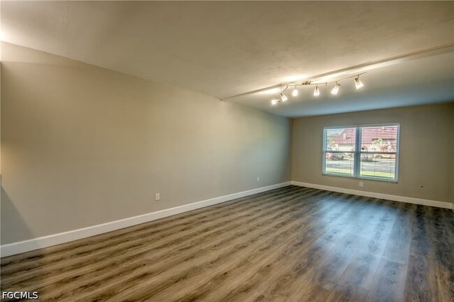 Building Photo - 2526 SE 16th Pl