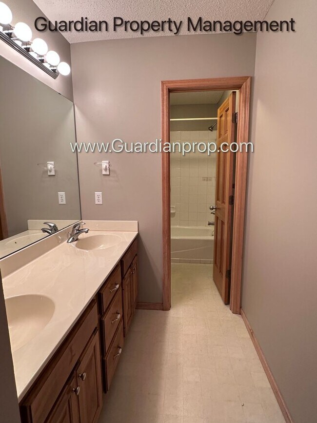 Building Photo - Brooklyn Park Single Family Home, Office, 3 Car Garage, New Carpet, Large Deck, Available Now