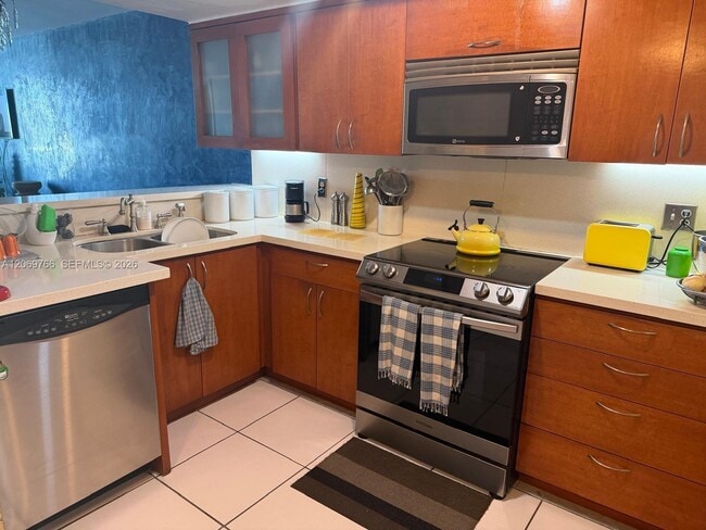 Building Photo - 5880 Collins Ave