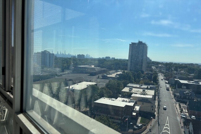 Building Photo - 2000 Linwood Ave