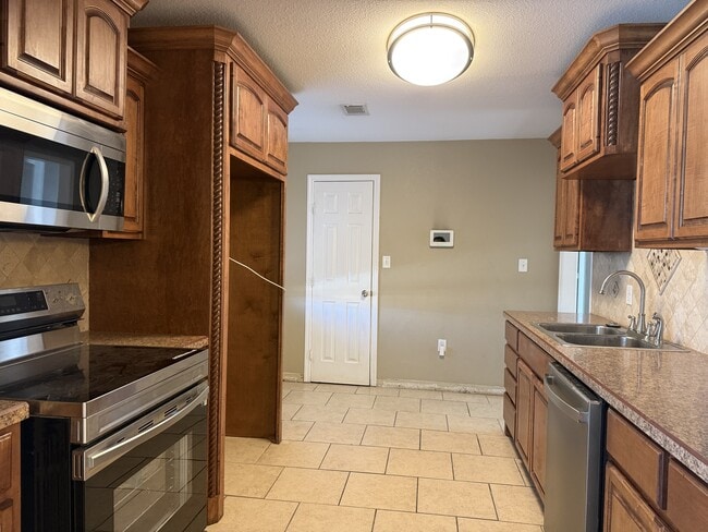 Building Photo - 3403 Thomas Ave