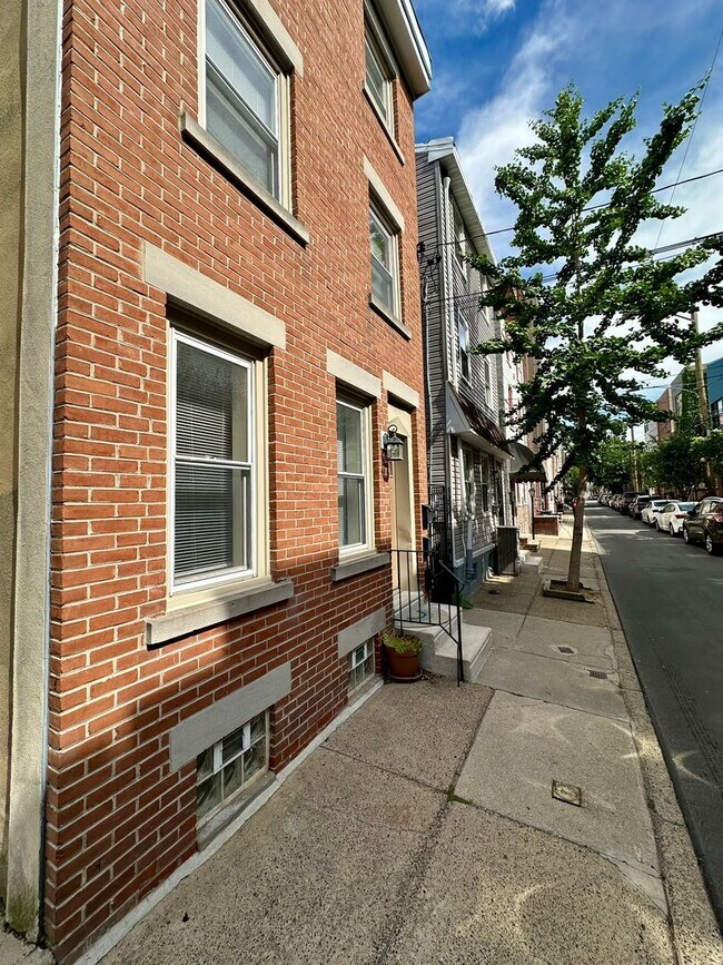 Building Photo - 1229 E Oxford St
