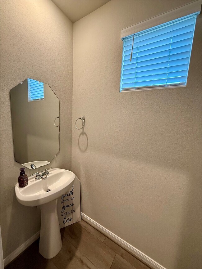 Building Photo - 15402 Sailpoint Ln