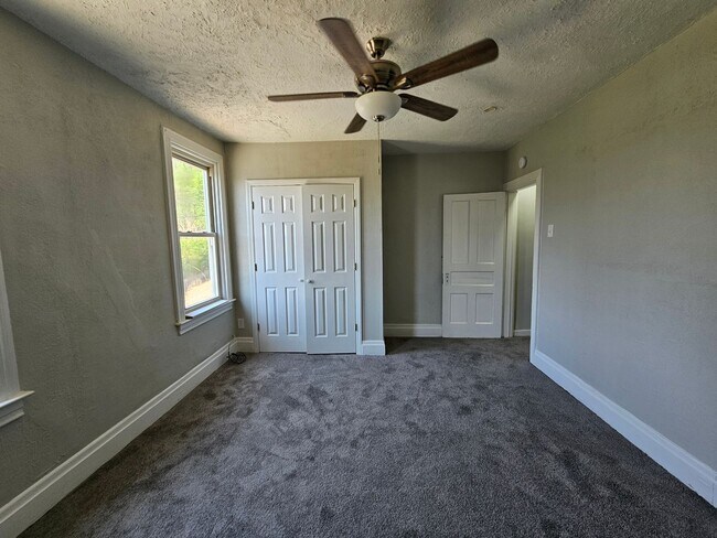 Building Photo - Newly updated 3 bedroom, 1 bath apartment ...