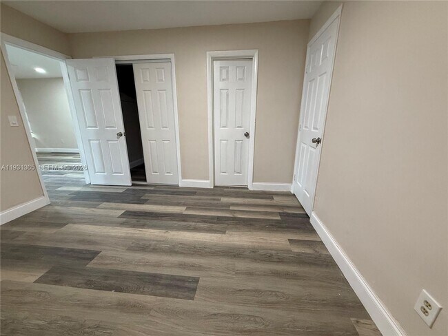 Building Photo - 3033 NW 43rd Ave