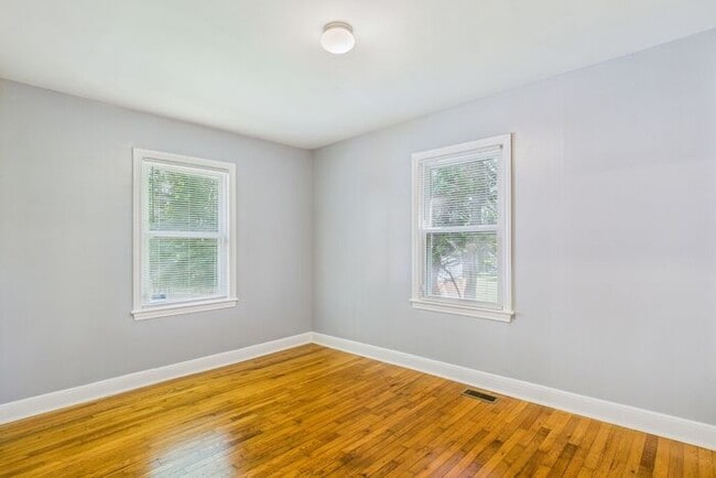 Building Photo - Charming Ranch Home with Bonus Studio & Ou...
