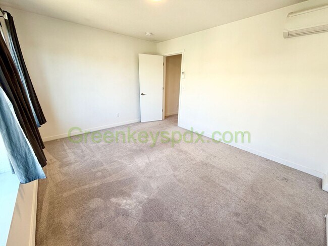 Building Photo - Modern 2-Bedroom Townhome on 3 Levels with Garage, A/C and Private Patio – Great SE Portland Loca...