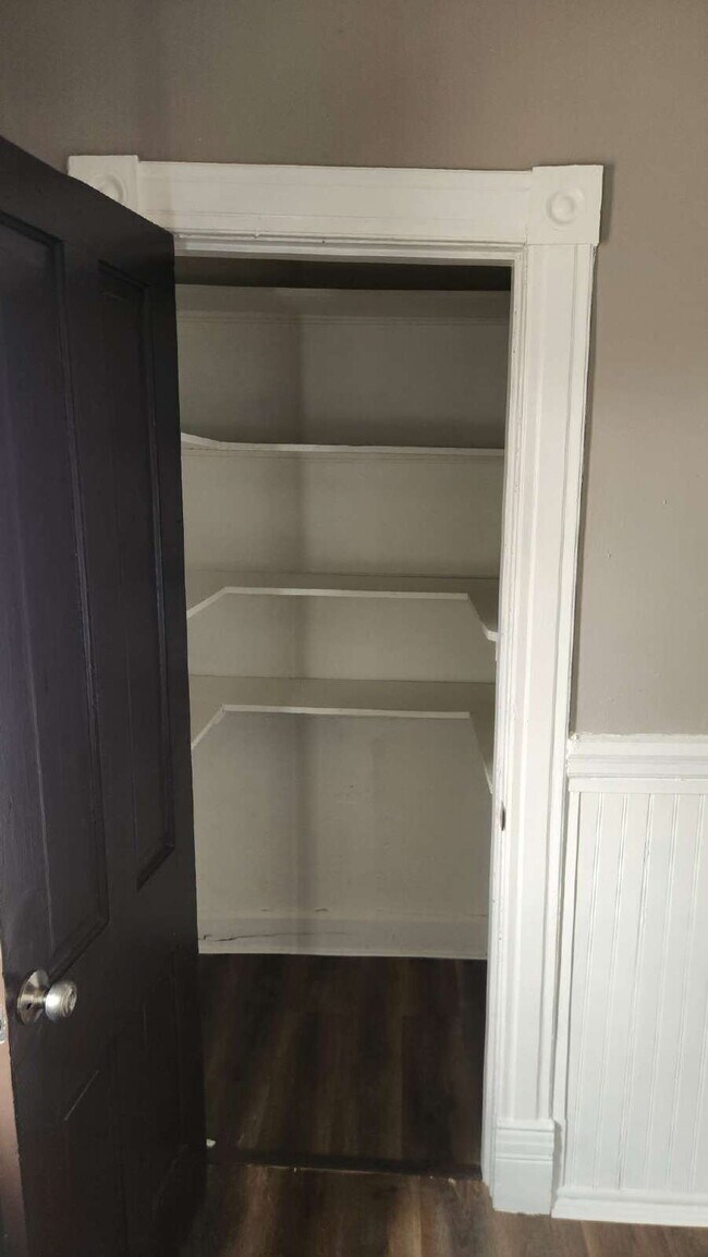 Building Photo - "Charming 1-Bed Oasis in Vibrant St. Louis - Your Urban Retreat Awaits!"