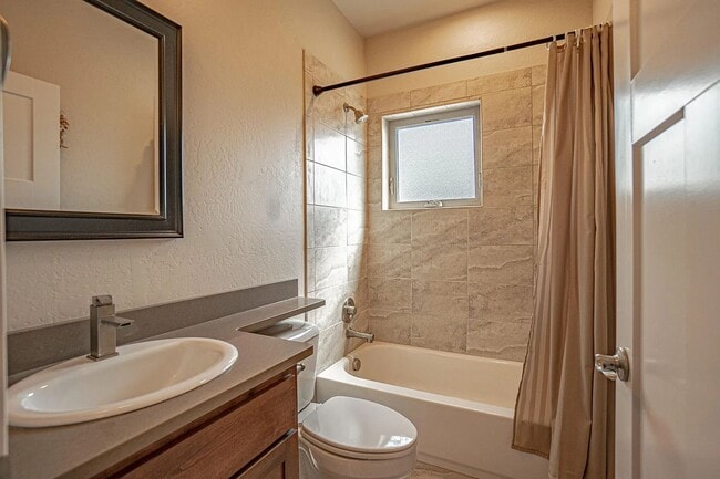 Building Photo - 3 Bedroom townhouse with stunning Ashland views! | Available Now