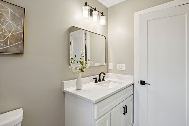 Building Photo - 215 Ash Dr